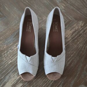 TOMS Beige Peep Toe Cork Wedge Heels Size 8 | Neutral Textured Canvas Pumps